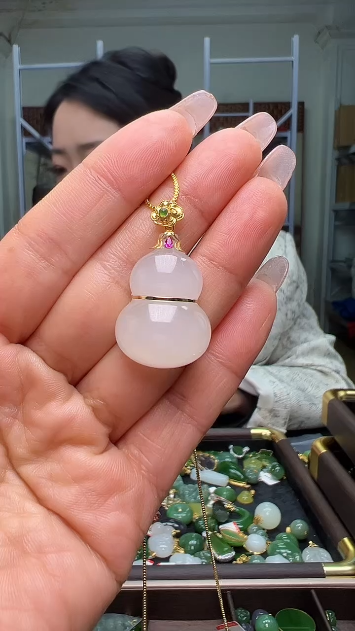 颈饰18K金镶嵌和田玉（多样性发货.发其一)12.31.78