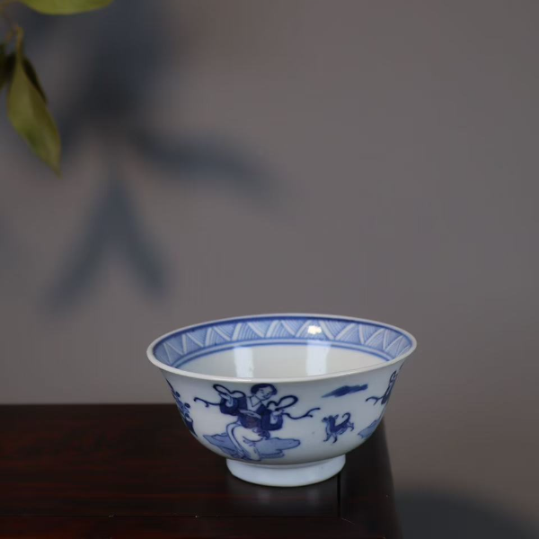 23:清晚期青花仕女宠物杯