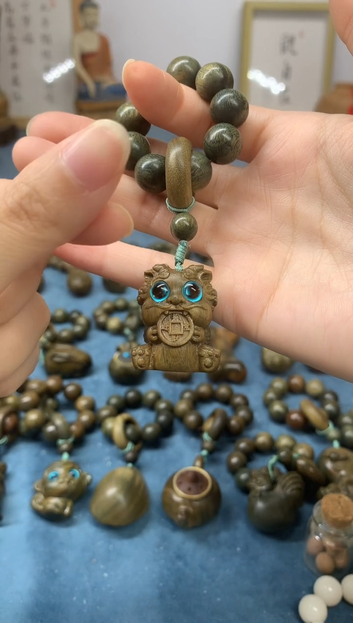 【闪购商品】维腊木（绿檀）把件吞金兽 盘玩件