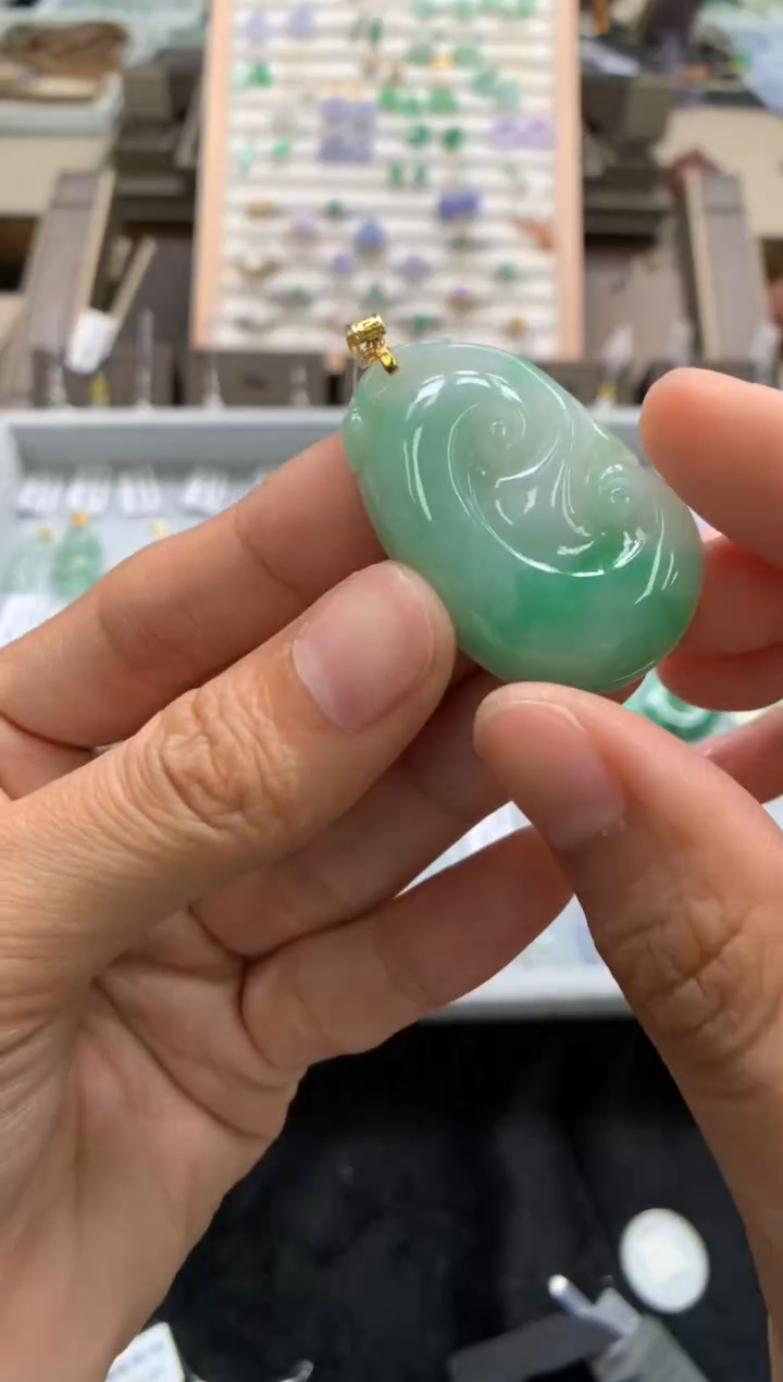 颈饰18K金镶嵌翡翠如意