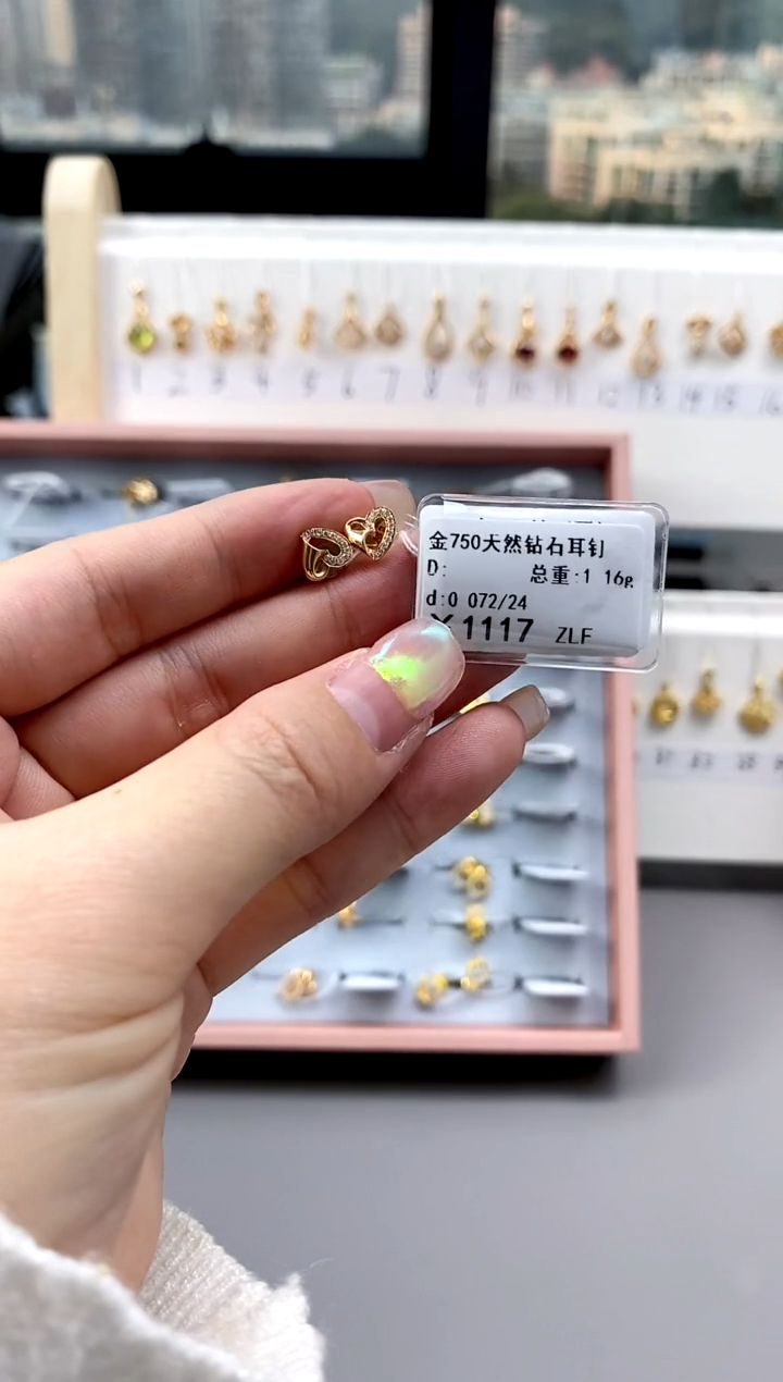 【闪购商品】钻石耳饰18K金镶嵌标签损坏不退不换