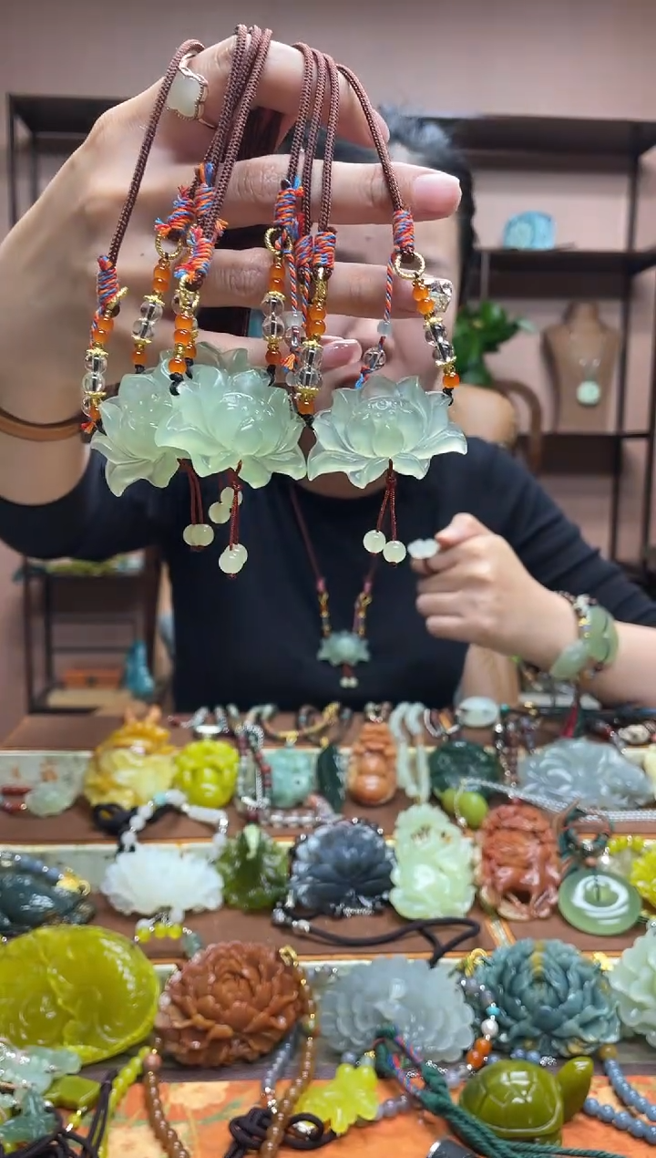 未镶嵌岫玉吊坠多样性发货发其中之一