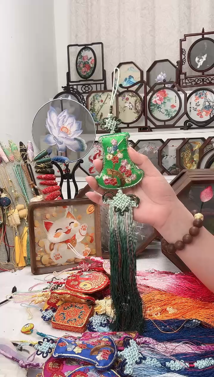 扇子苏绣作品手工车挂