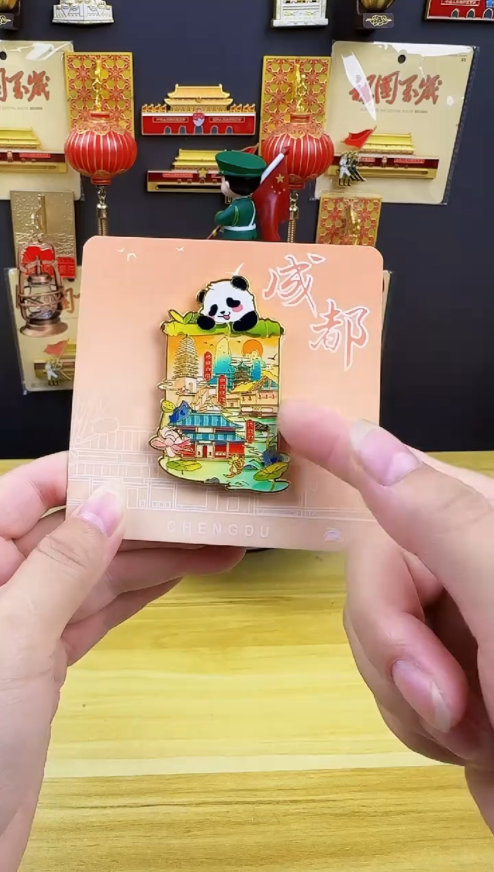 成都熊猫趴在城墙
