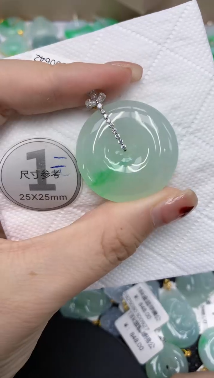 翡翠18K金镶嵌颈饰1111111