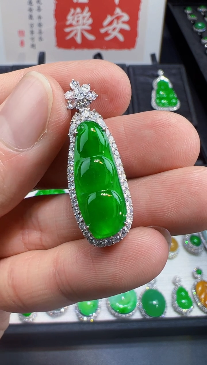 【闪购商品】翡翠吊坠(不含链)18K金镶嵌高冰阳绿福豆吊坠
