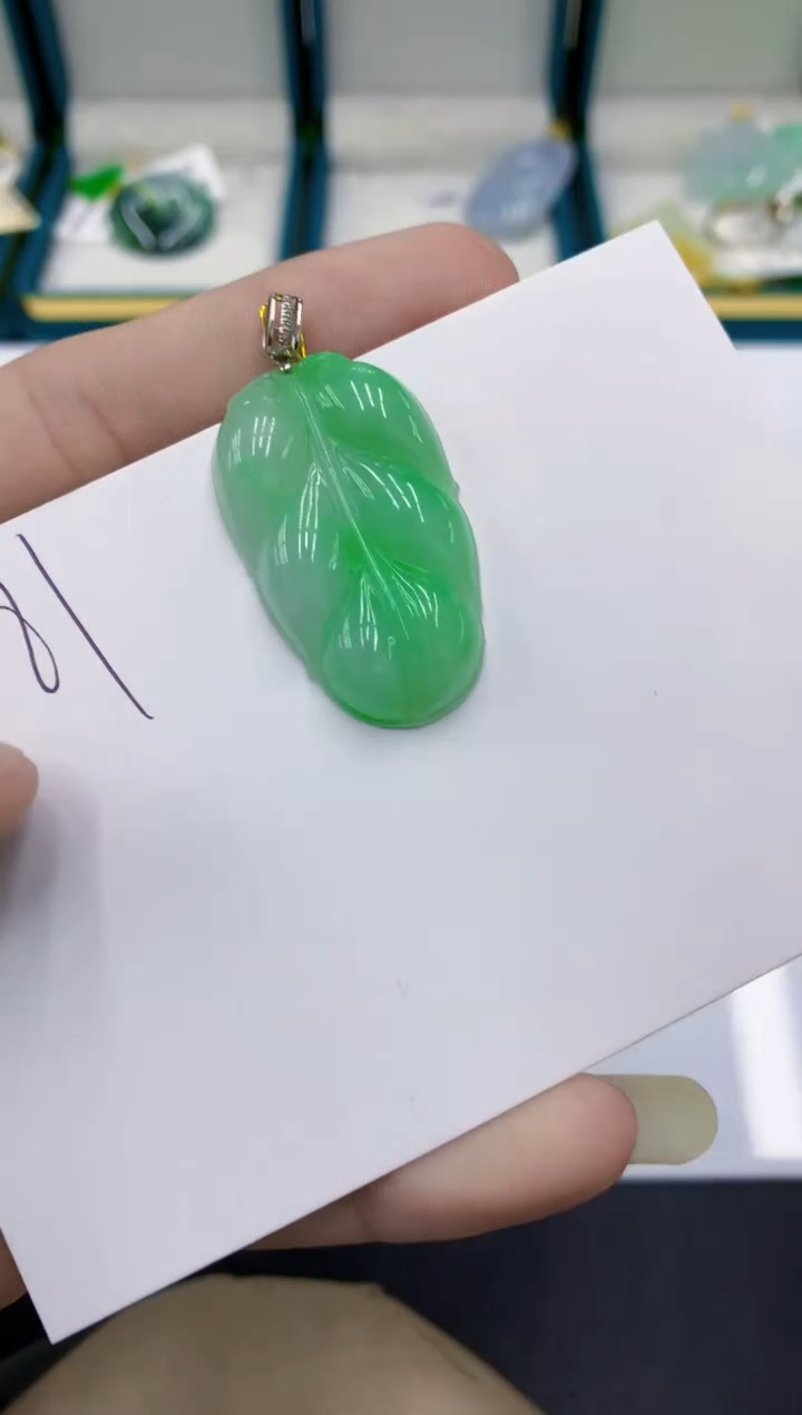 颈饰18K金镶嵌翡翠天****钟翡翠