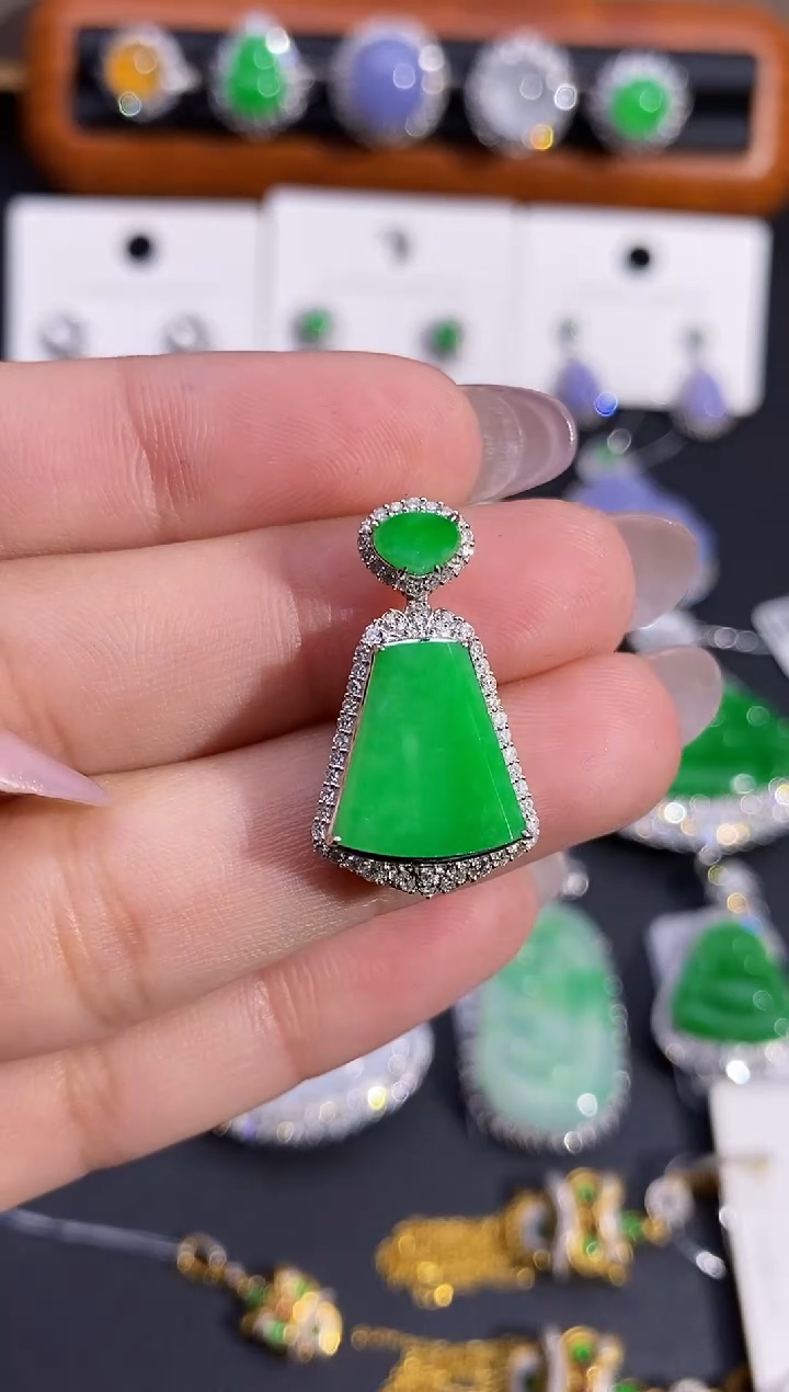 【闪购商品】翡翠颈饰18K金镶嵌吊坠