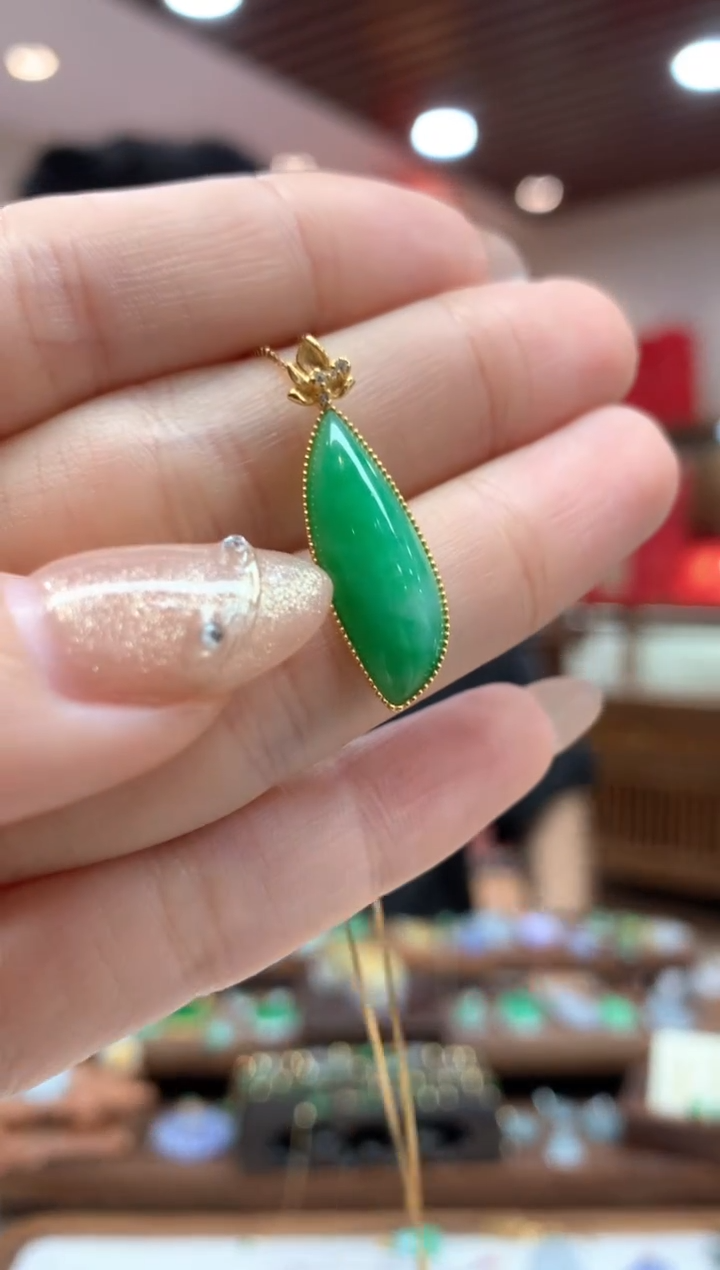 【闪购商品】翡翠吊坠(不含链)18K金镶嵌随形
