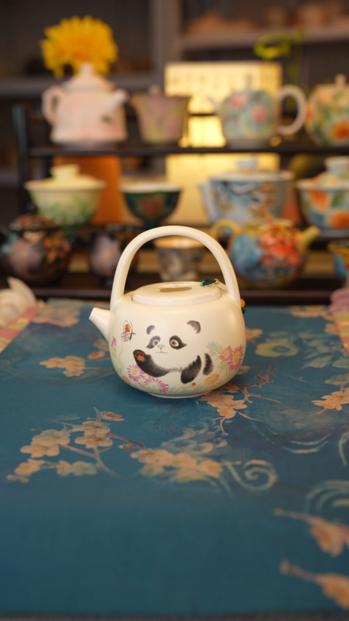 【闪购商品】熊猫戏蝶系列 提梁壶
