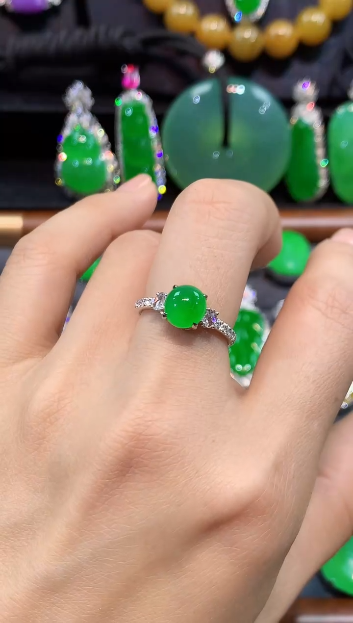 18K金镶嵌戒指翡翠戒指