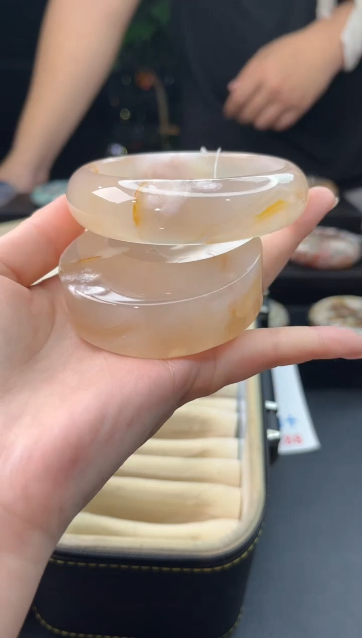【闪购商品】石英质玉手镯未镶嵌赠送镯心（圈口62