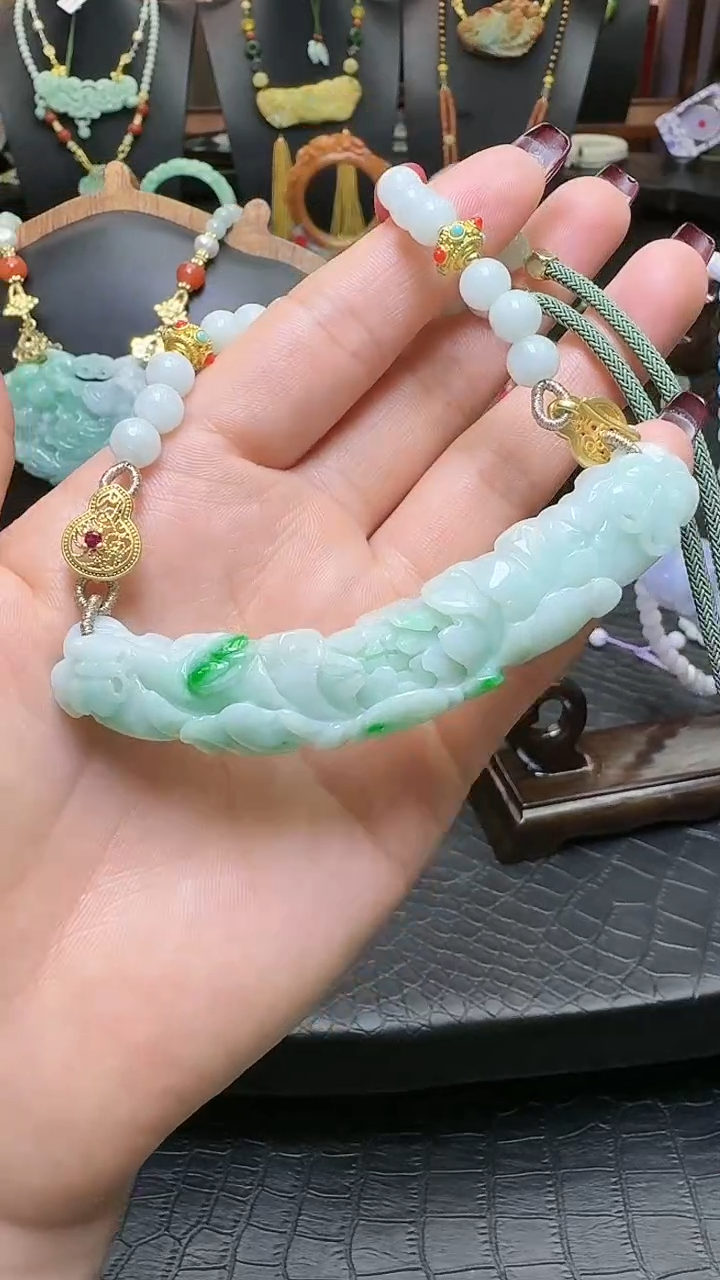 【闪购商品】翡翠颈饰未镶嵌天然翡翠花牌弯弯