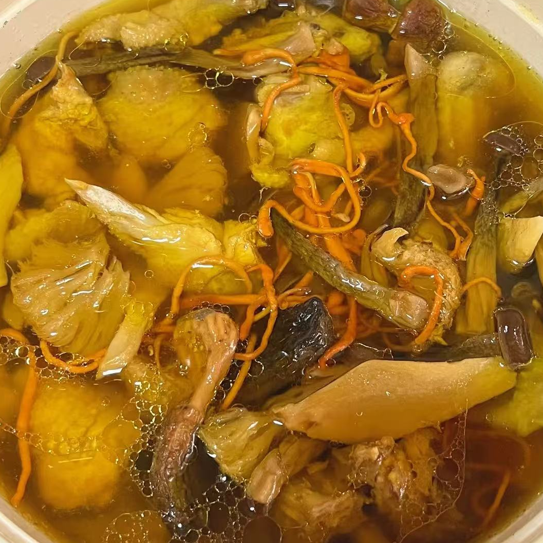 鲜松茸炖鸡汤    