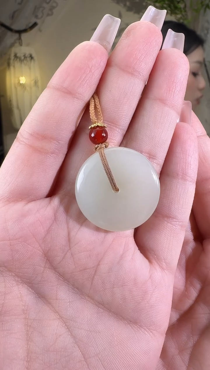 和田玉未镶嵌颈饰平安扣