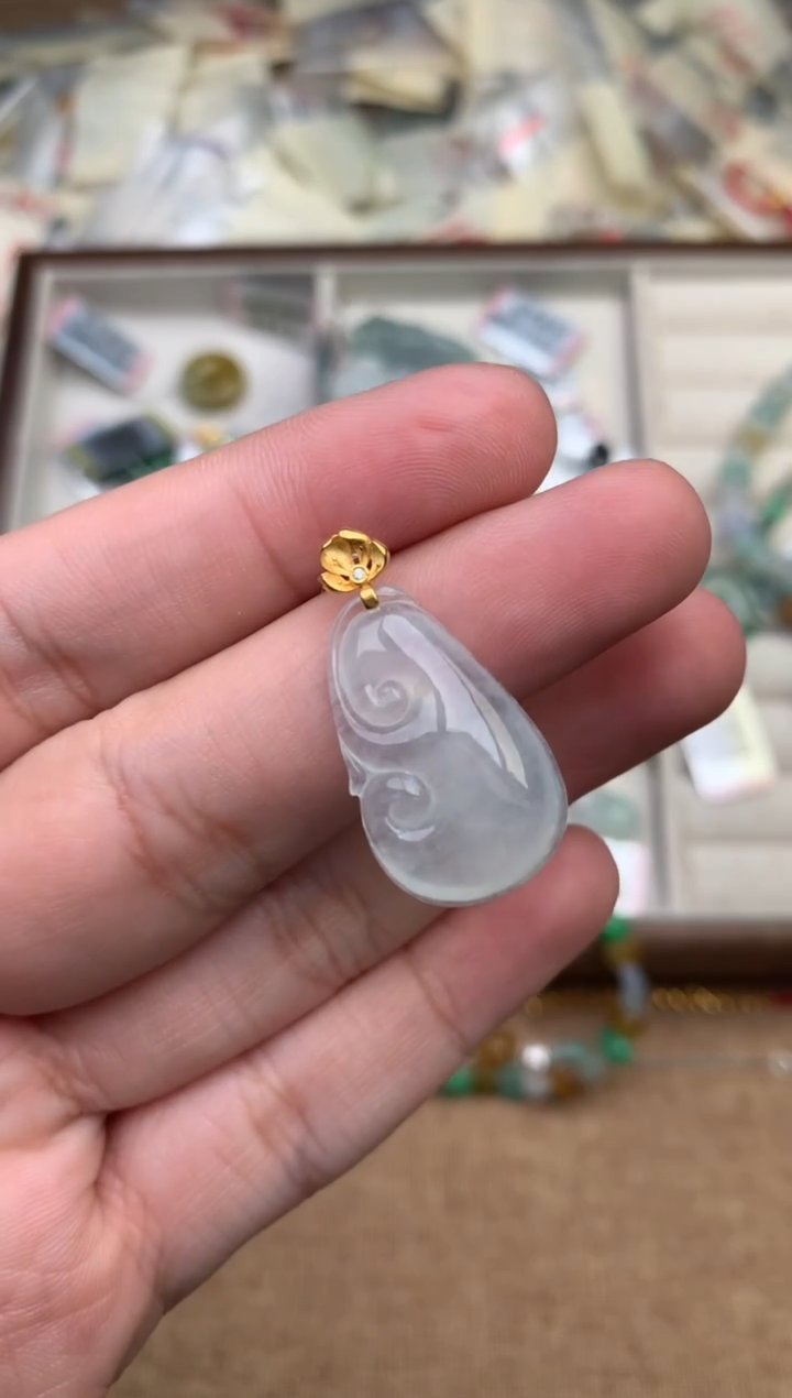 18K金镶嵌挂件翡翠一