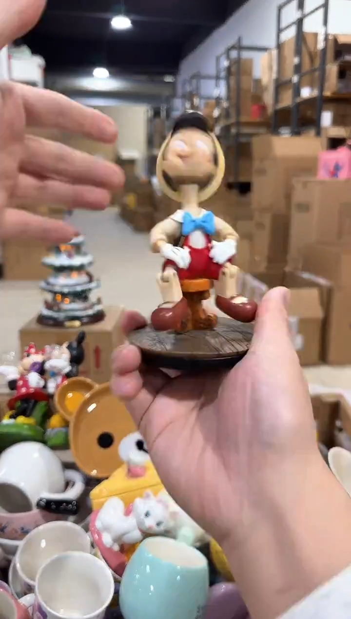 瓷片摇头匹诺曹摆件