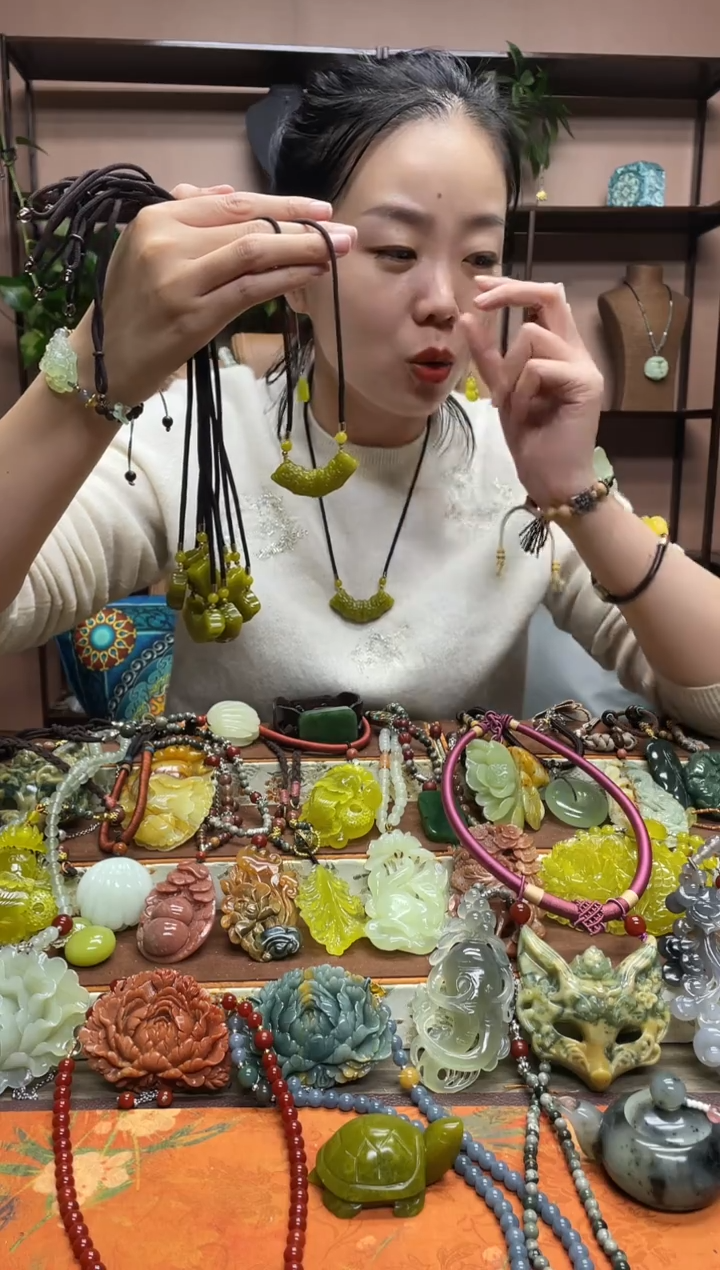 未镶嵌岫玉颈饰多样性发货发其中之一
