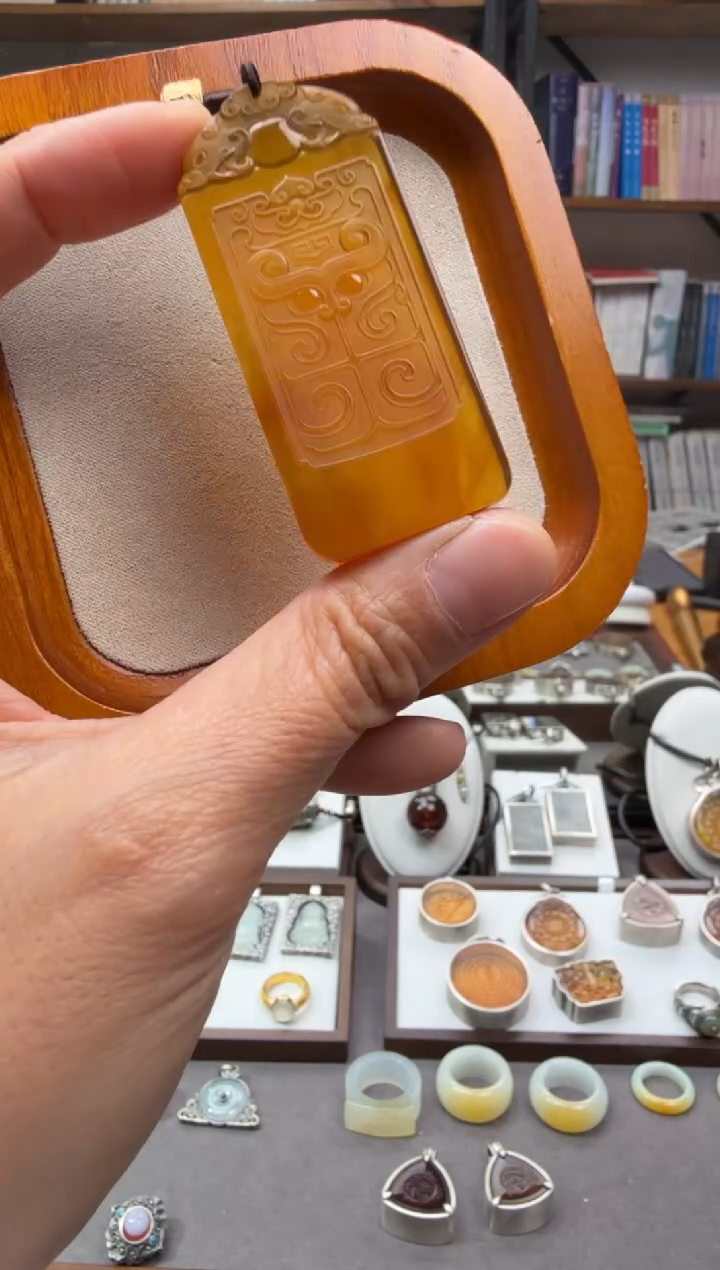 琥珀颈饰未镶嵌仿古双龙护主吊坠