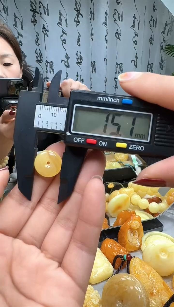 【闪购商品】琥珀裸石未镶嵌扣子