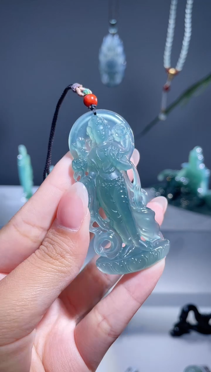 翡翠未镶嵌颈饰站观音