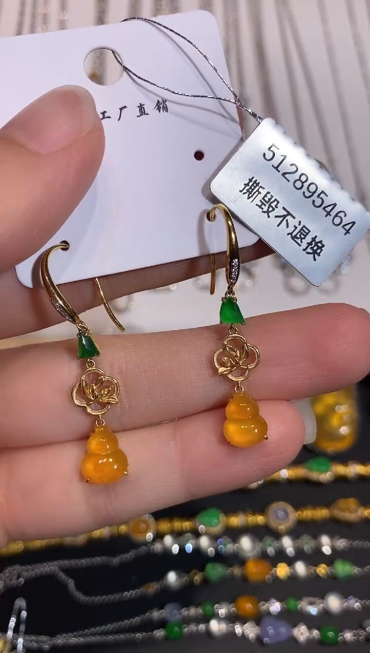 颈饰18K金镶嵌翡翠耳饰