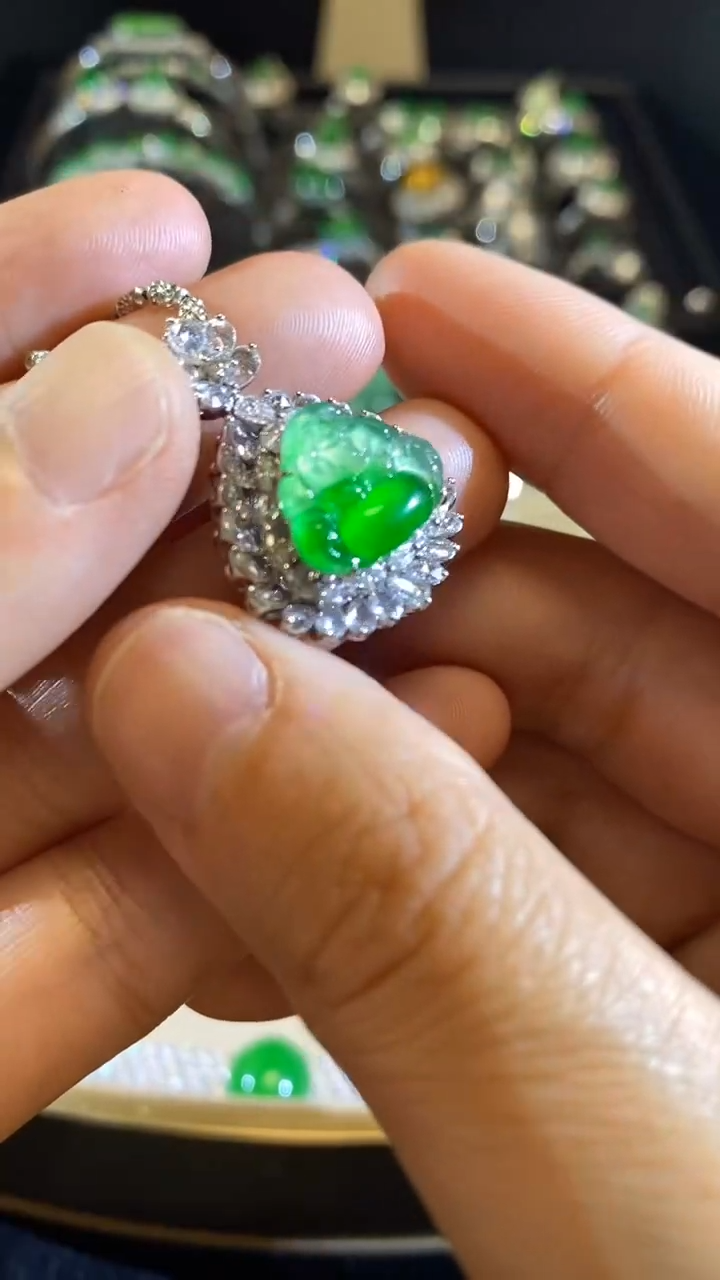 【闪购商品】翡翠吊坠(赠链)18K金镶嵌缅甸天然A货，18K金镶嵌