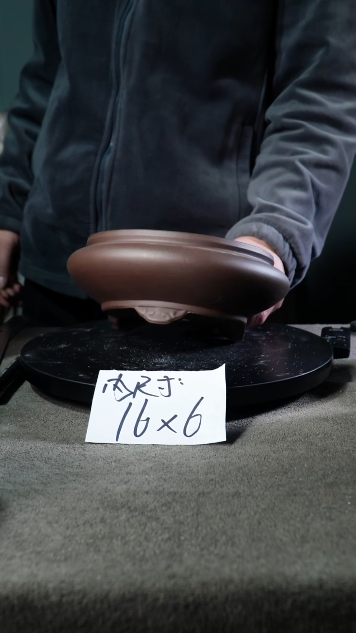 A宜兴紫砂小花盆