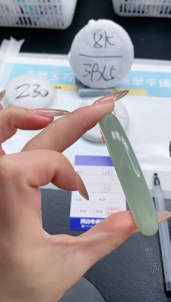 【闪购商品】石英质玉手镯未镶嵌6S181-54