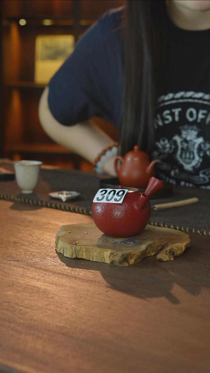 红釉侧把壶...309
