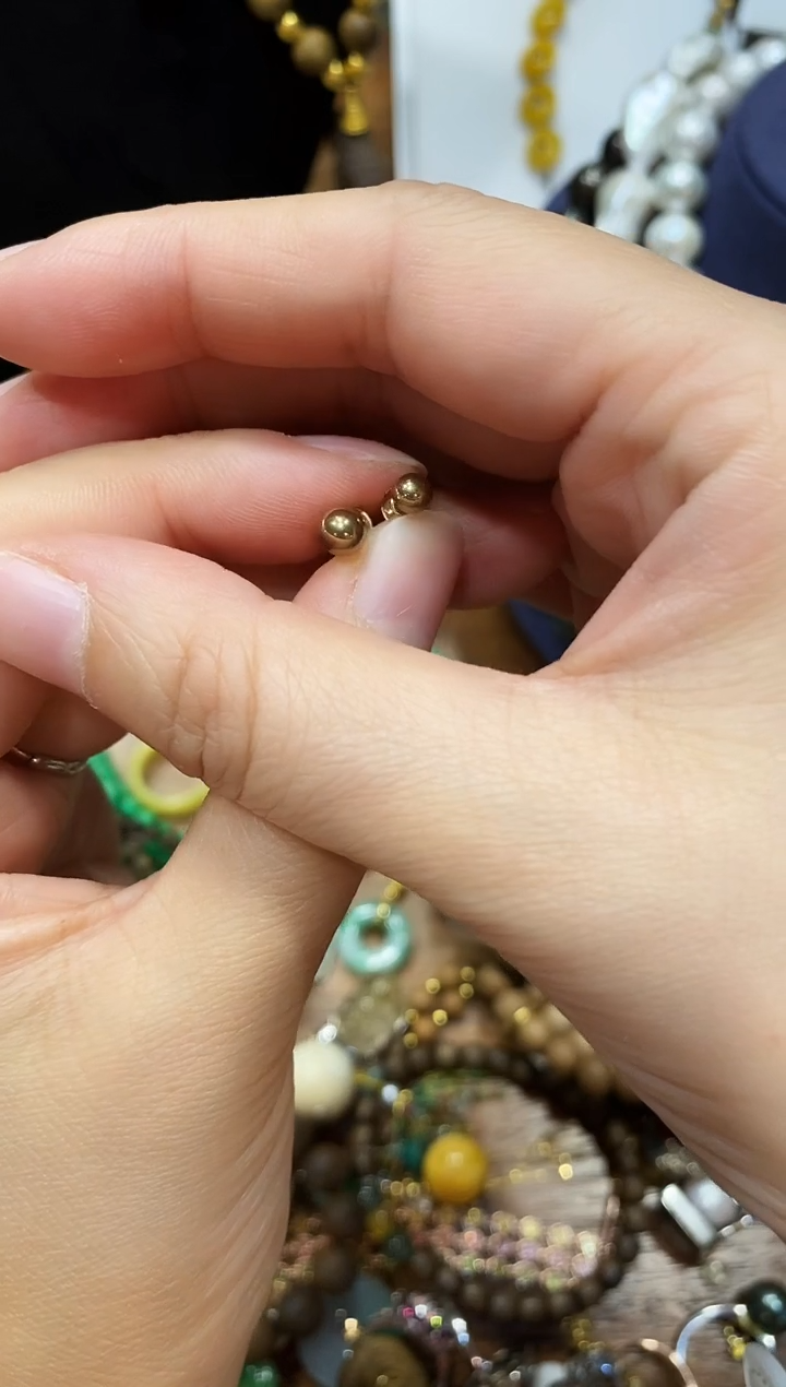 无非金属严*小耳钉