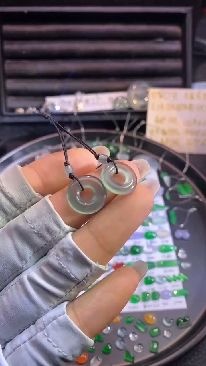 翡翠挂件未镶嵌扣子