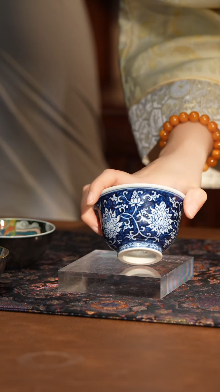 L良朋蓝地金刚莲内外满绘压手杯