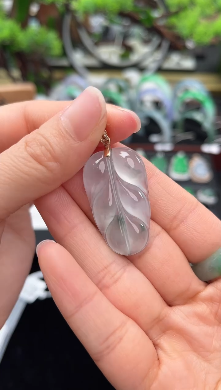 颈饰18K金镶嵌翡翠吊坠