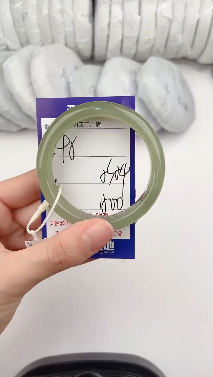 【闪购商品】和田玉手镯未镶嵌95颜色微差无瑕疵