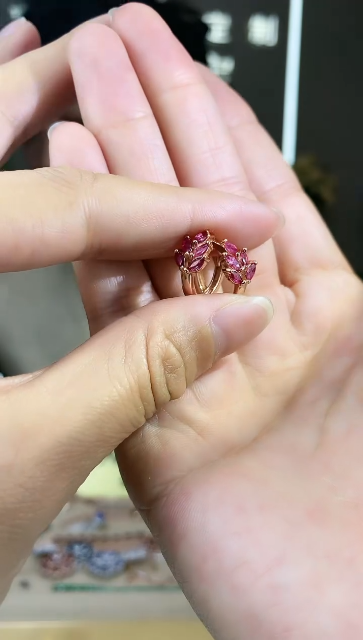 【闪购商品】红宝石耳饰银S925镶嵌耳饰