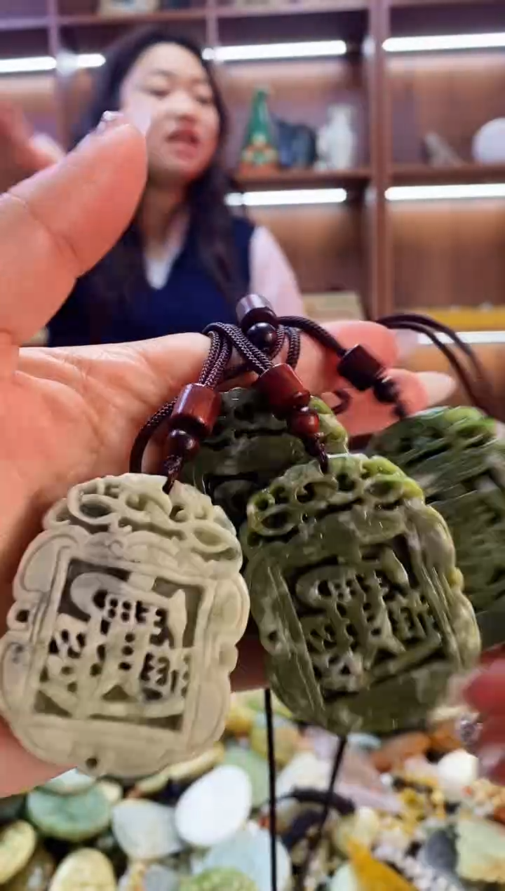 未镶嵌蛇纹石玉吊坠多样性发其中之一