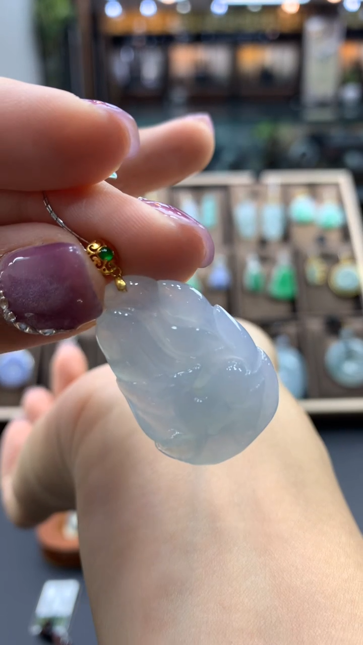 翡翠18K金镶嵌颈饰九尾