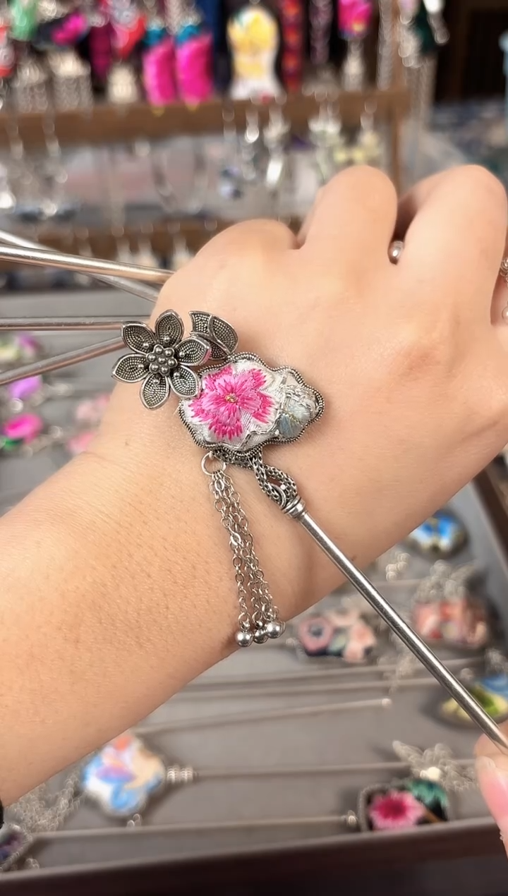 灯*彩云南阁非遗老绣饰品243