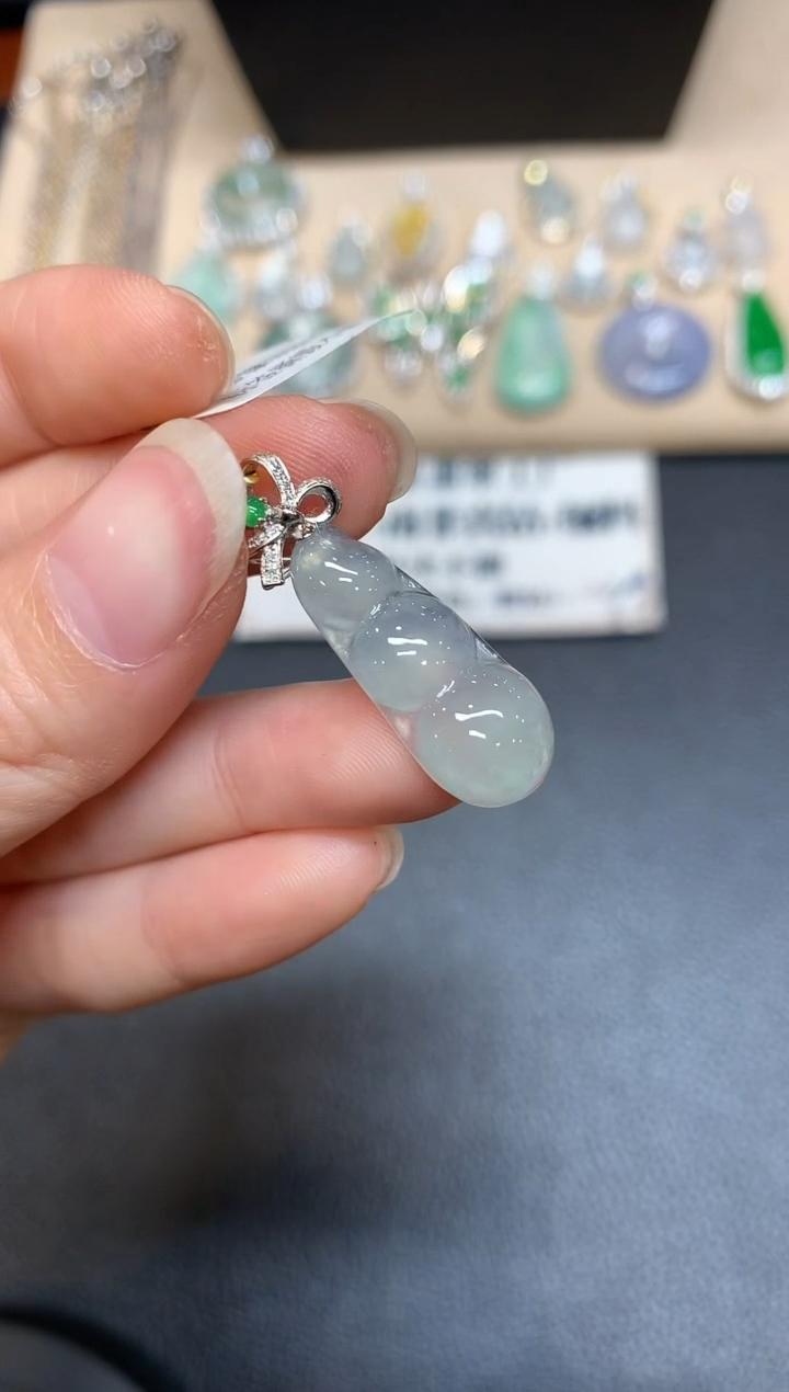 【闪购商品】翡翠颈饰18K金镶嵌福豆【无服务费