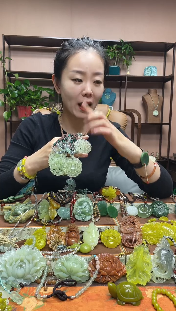 未镶嵌岫玉颈饰多样性发货发其中之一