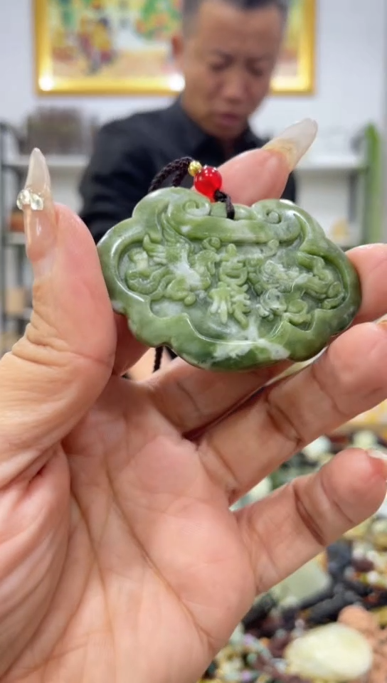 未镶嵌蛇纹石玉吊坠   