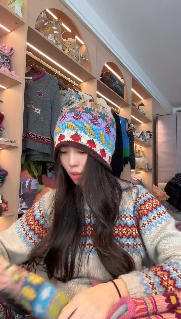 羊毛草莓卷边帽 