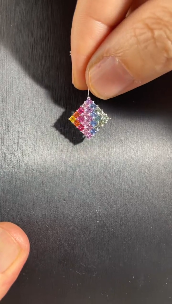 【闪购商品】彩色蓝宝石吊坠(不含链)18K金镶嵌方形吊坠