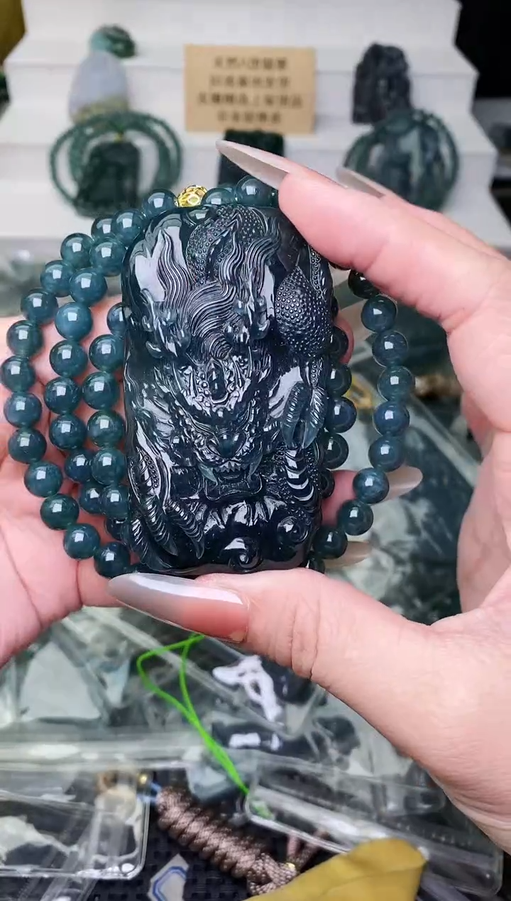 颈饰未镶嵌翡翠 