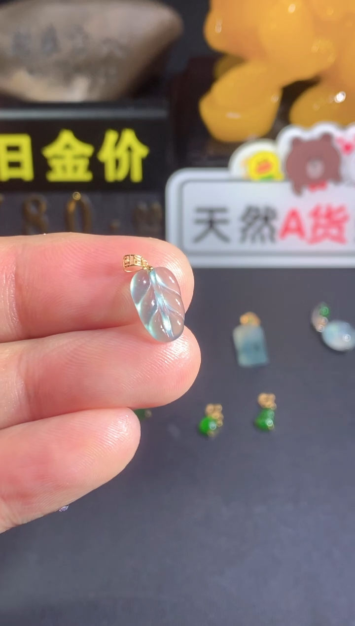 翡翠18K金镶嵌颈饰   