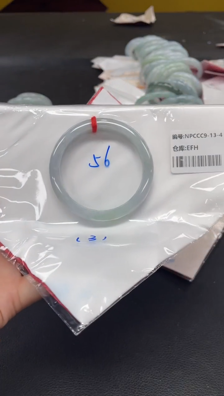 翡翠手镯未镶嵌翡翠手镯