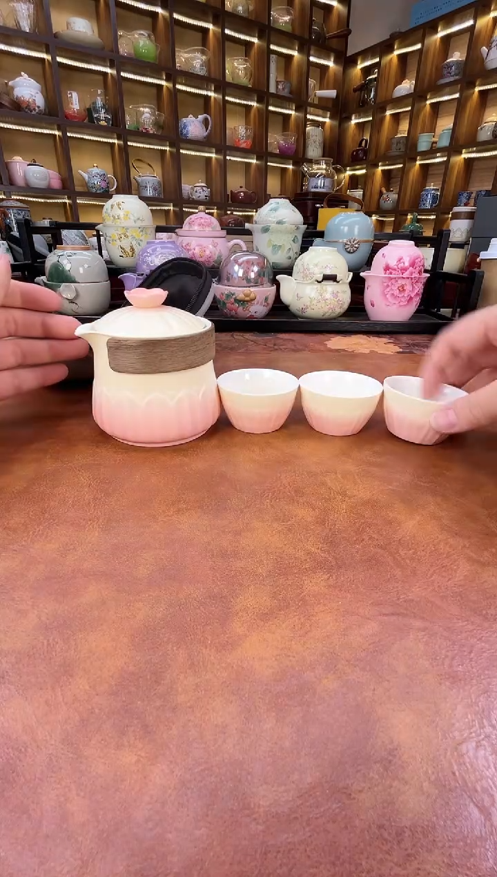 粉色渐变花瓣旅行