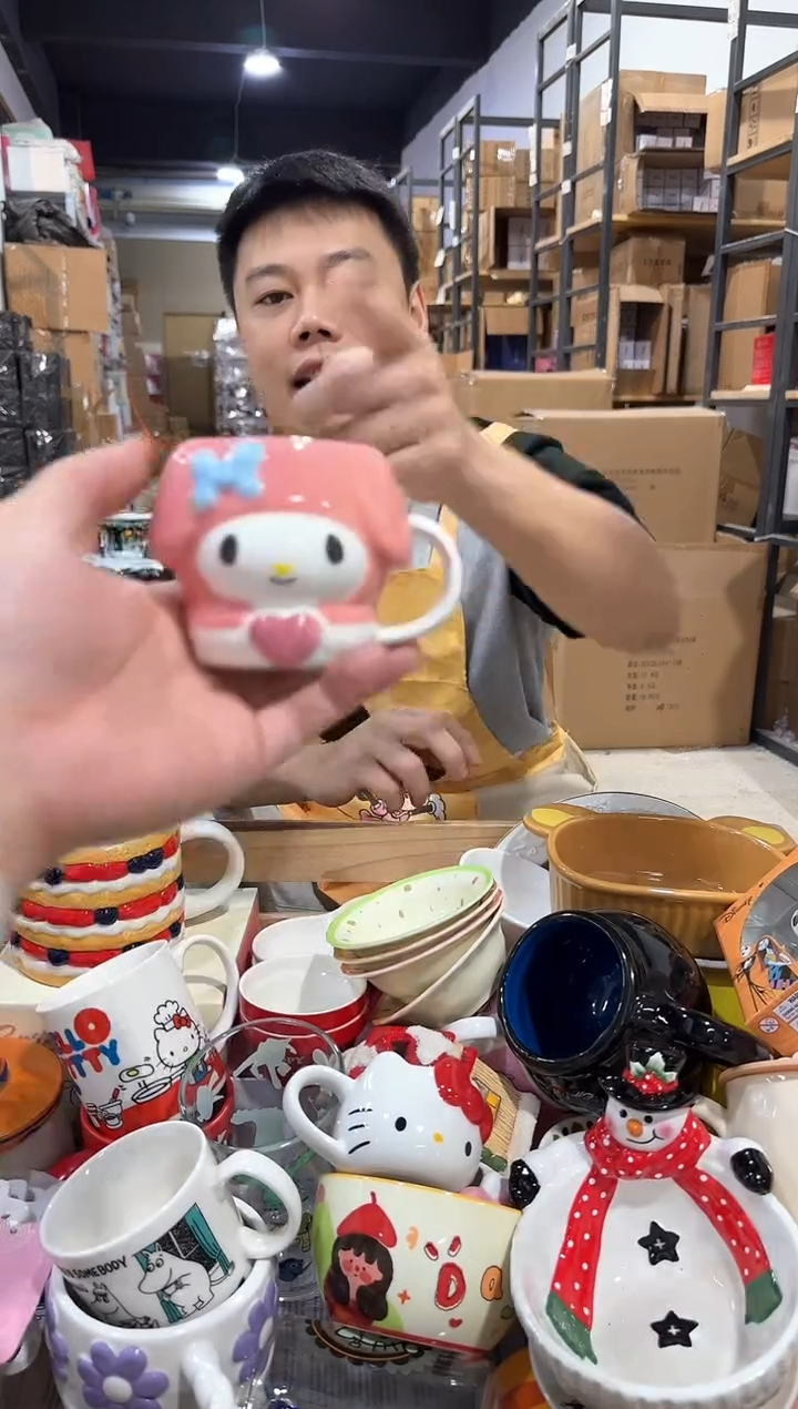 瓷片美乐蒂抱爱心一口杯 微瑕