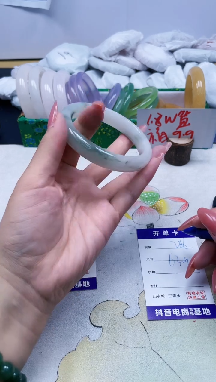 【闪购商品】石英质玉手镯未镶嵌268/63.9